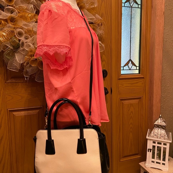 Betsy Johnson black and white bow bag with floral interior - Picture 4 of 10